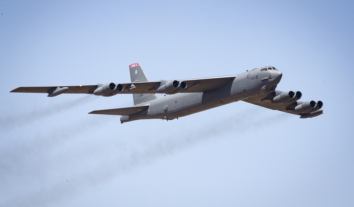 ABD B-52 bombardıman uçaklarını geleceğe taşıyor